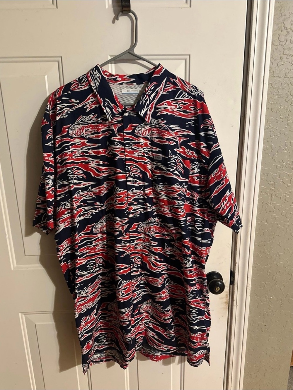 Columbia Men's Short Sleeve  fishing Button Shirt in Navy, Red & White